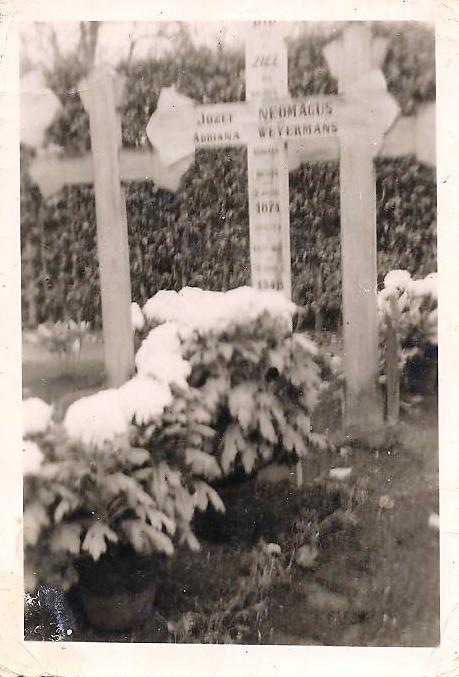 Eenvoudige kruisen op het kerkhof van Kalmthout. De graven zijn lang geleden geruimd. Uiteraard zijn toen ook de kruisen verdwenen.
