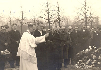 Frits leidt de begrafenisplechtigheid van zijn moeder in februari 1951 in Kalmthout. Als eerste in de rij - na de begrafenisondernemer - zien we Victor Neomagus uit Antwerpen.