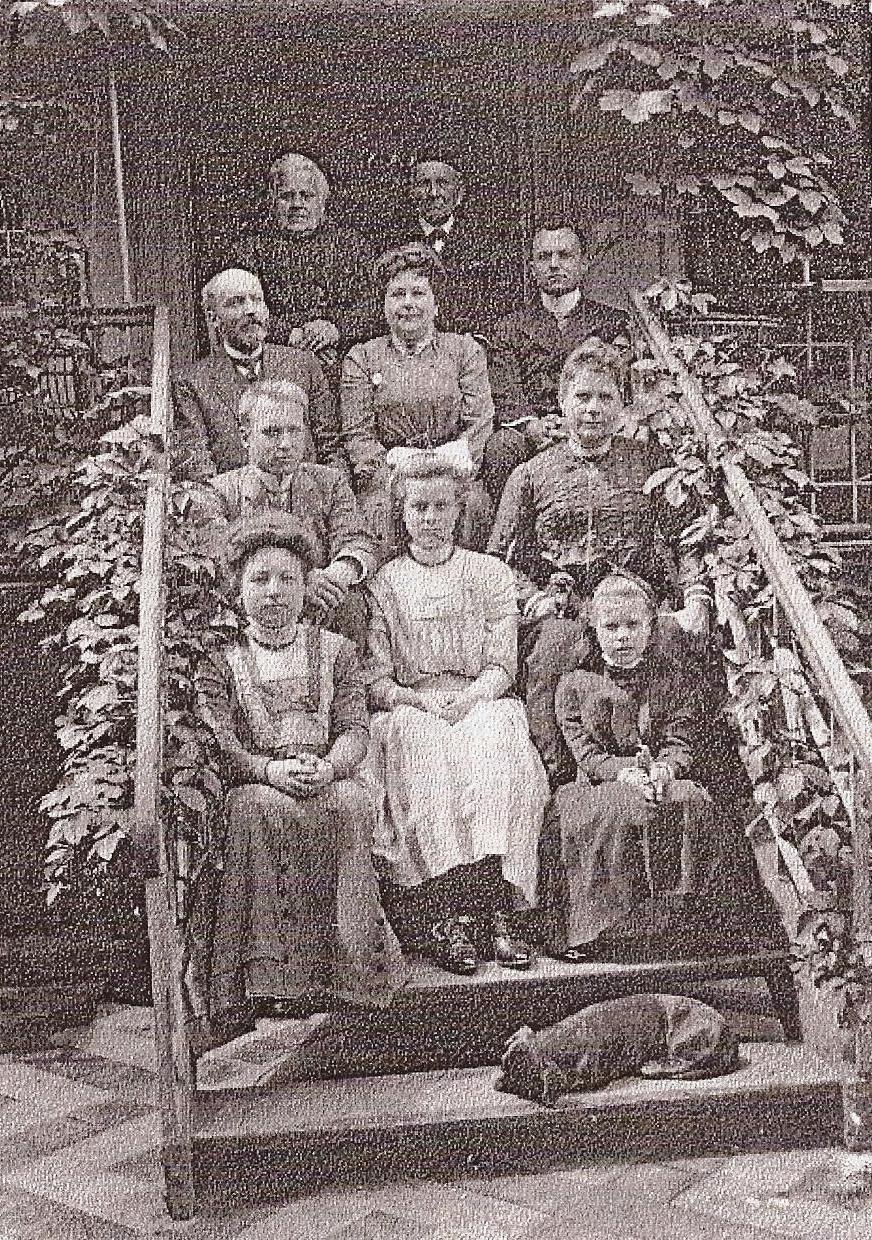 De familie Stuart kort na 1900. Bovenaan rechts Gerrit Stuart, rechts in het midden Heiltje Stuart.