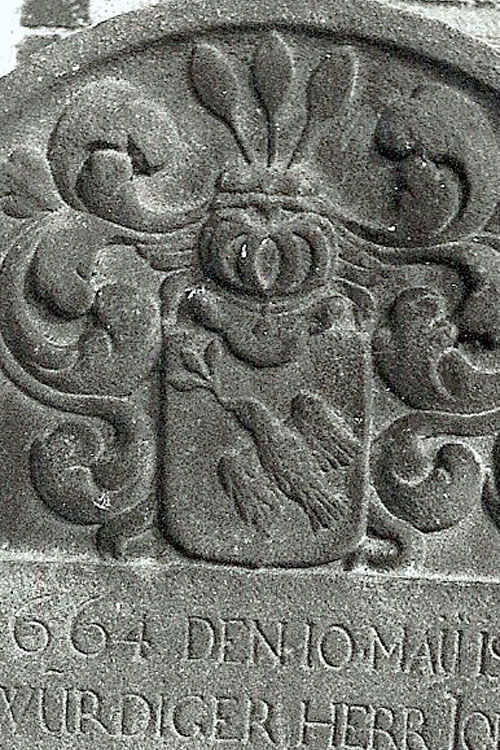 Wapenschild met duif op de grafsteen uit 1664.