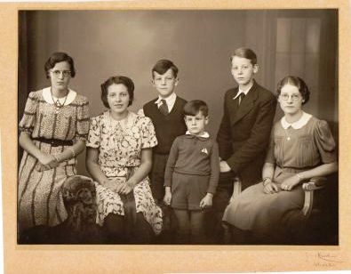Bertus is de jongste van de zes kinderen van veearts Cor Neomagus en diens vrouw Jane Schoenmaker. De foto dateert van 1938/1939.